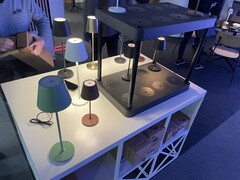 Aleds Tischleuchten können per USB, per Dock oder jetzt neu auch per Qi aufgeladen werden. (Foto: Andreas Sebayang/Notebookcheck.com)