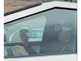 Tesla Cybertruck-Fahrer riskiert alles mit Apple Vision Pro am Steuer (Bild: @blakestonks / X)