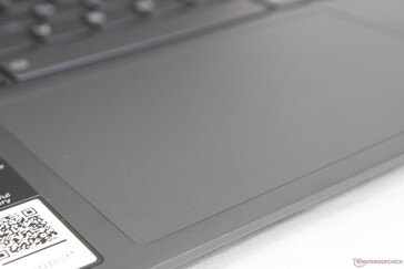 Das Touchpad ist größer als beim Razer Blade 14 (12 x 7,5 cm vs. 11,1 x 7,6 cm)