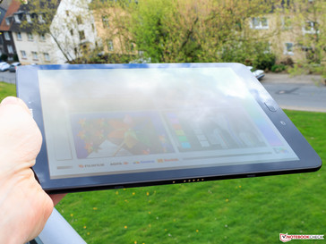 Das Samsung Galaxy Tab S3 LTE im Freien.