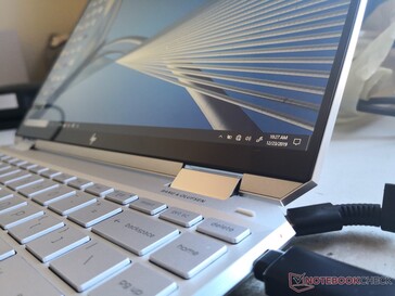 Eingesteckte USB-C-Geräte ragen diagonal aus dem Laptop heraus, was etwas gewöhnungsbedürftig sein kann