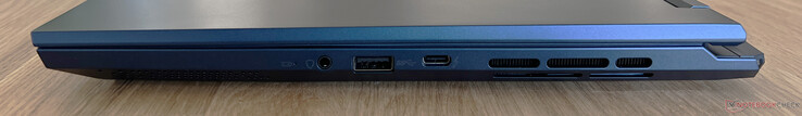 Rechts: 3,5-mm-Audio, USB-A 3.2 Gen.2 (10 GBit/s), USB-C 4.0 mit Thunderbolt 4 (40 GBit/s, DisplayPort-ALT-Modus, Power Delivery)
