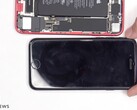 Das Apple iPhone SE der dritten Generation besitzt einen moderneren SoC und einen größeren Akku. (Bild: PBKreviews)