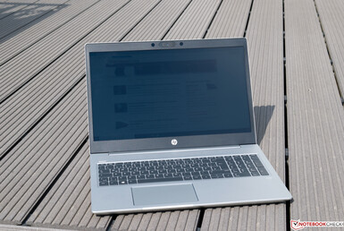 Das HP ProBook 455 G7 bei Sonnenschein