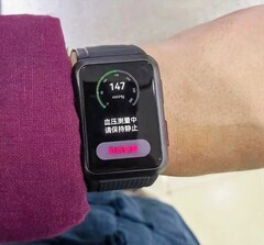 Die Huawei Watch D ist die erste Smartwatch des Unternehmens, die den Blutdruck messen kann. (Bild: Weibo)
