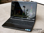 Leider wird man mit dem Inspiron 15R trotzdem eher weniger an der frischen Luft unterwegs sein, dasDisplay spiegelt sehr stark.