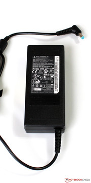 Neben dem 90-Watt-Netzteil...