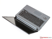 Toshibas Satellite U940 will weniger mit edlen Materialien...