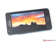 Das AMOLED Display glänzt mit tollen Farben, ...