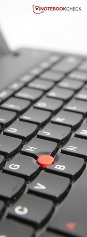 Der rote Trackpoint lässt sich gut als Bedienelement verwenden.