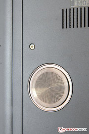Der Subwoofer auf der Rückseite des Notebook leistet gute Arbeit.