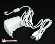 Netzteil und USB-Kabel.
