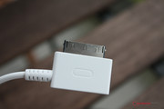 Der schmale Stecker lässt sich sowohl an das Tablet, als auch an das Tastaturdock anschließen.