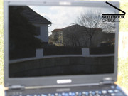 Das reflektierende 13.3 Zoll WXGA+ Panel mit LED Hintergrundbeleuchtung eignet sich draußen im abgeschalteten Zustand gut als Spiegel.