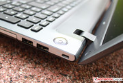 Links neben dem blau leuchtenden Power-Button...