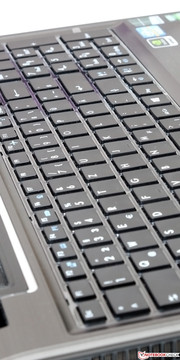 Während die Tastatur einen knackigen Anschlag liefert, ...