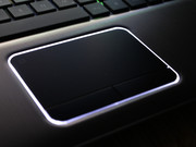 sticht vor allem das beleuchtete Touchpad ins Auge.