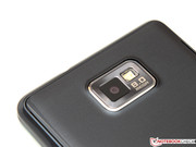 Neben einer 8,0-Megapixel-Kamera mit LED-Blitz...