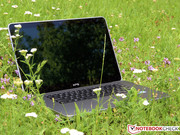Im Schatten lässt sich das Notebook dank der hellen Hintergrundbeleuchtung aber problemlos benutzen.