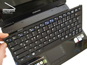 ... und die Tastatur nach vorne herausklappen - nicht besonders wartungsfreundlich.