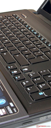 Auf der Tastatur lässt es sich ausgezeichnet schreiben, allerdings ist ein leichtes Klappern zu vernehmen.
