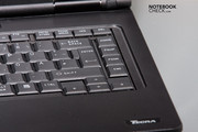 Kleine "Enter"-Taste und große Spaltmaße des Keyboards