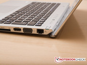 ... wird das Notebook mit Hilfe des Scharniers automatisch aufgebockt