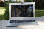 An der frischen Luft macht das spiegelnde Display dem Notebook zu schaffen