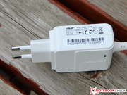 Ein kompaktes 30-Watt-Netzteil...