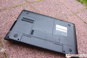 Auf der Rückseite des Notebooks finden sich zwei Wartungsklappen,...