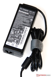 Sind dessen Reserven nach gut 4 Stunden erschöpft, springt das 90-Watt-Netzteil ein.