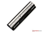 Der 6-Zellen-Akku speichert 49 Wh, ...