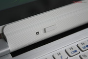 Das Tablet lässt sich mittels dieses Schiebereglers schnell vom Dock lösen und mitnehmen.