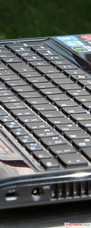 Die Tastatur besitzt ein ungewöhnliches Layout und klappert ein wenig, ...