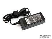 Das Netzteil des Toshiba Satellite C660-10E ist klein und leicht.