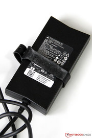 Für die Versorgung der Hardware zeigt sich ein flaches Netzteil verantwortlich, ...