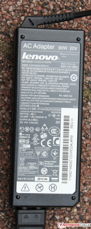 das bis zu 90 Watt liefert und...