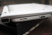 Die Lautsprecher befinden sich genau im Griffbereich des Tablets - unpraktisch.