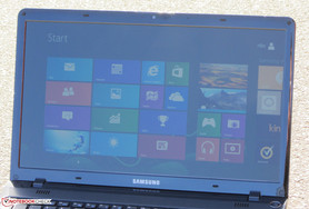 Das Samsung 355E5C im Freien bei strahlendem Sonnenschein.