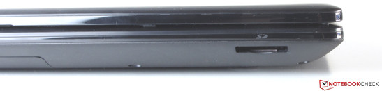 An der Vorderseite befindet sich das Speicherkartenlesegerät (SD, SDHC, SDXC).