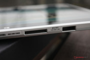 Das Netzteil lässt sich ans Tablet anschließen, ansonsten ist über diesen Anschluss das Dock verbunden.