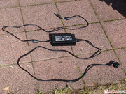 ...findet sich im Lieferumfang ein 1 Kilo schweres Netzteil...