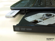 Jedenfalls liegen die beiden USB-2.0-Ports rechts, für Rechtshänder ungünstigerweise, auch ganz vorne.