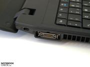 Links hinten: Kensington Security Slot gefolgt von Dockingport und Lüfter