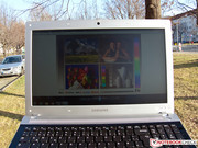 Dank matter Displaybeschichtung kann das Notebook auch im Freien genutzt werden.