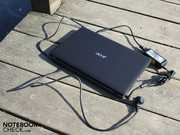 Das 65-Watt-Netzteil bringt ein recht langes Stromkabel mit.