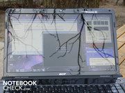 Der 7738G ist eher ein Desktop-Replacement, die spiegelnde Anzeige hat nichts für die Sonne übrig.