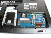 Unter der großen Klappe befindet sich die 500 GB Hitachi-Festplatte.