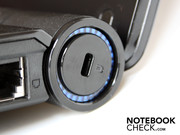 Ein Kensington-Lock ist auch dabei, damit kann der Laptop am Tisch befestigt werden.