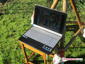 Asus Notebook im Außenbereich